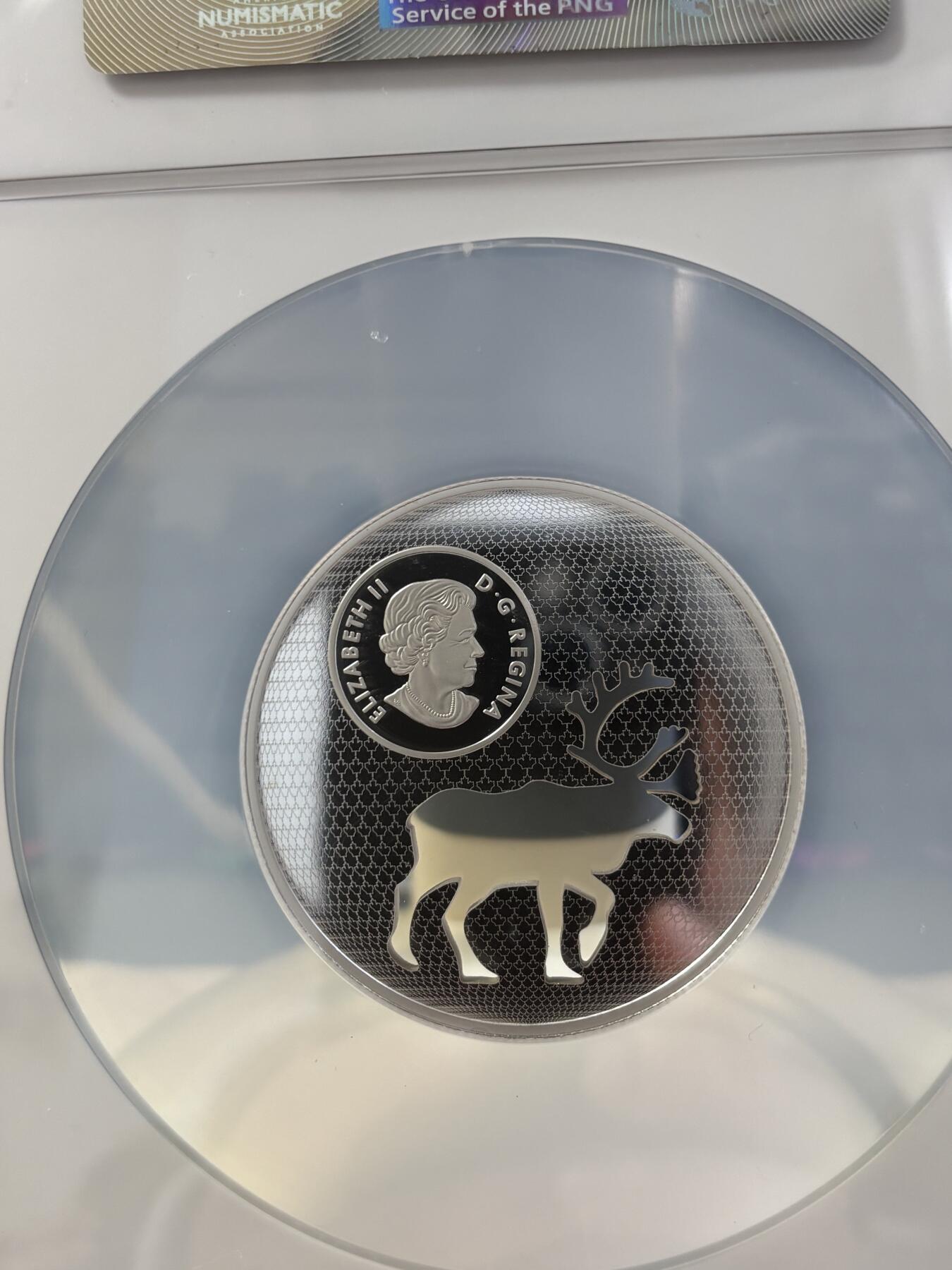 第186期拍卖 少见品种重量近2盎司加拿大2017年镂空剪影北美驯鹿NGC评级彩色早期标签69分精制银币9999银重52.88克直径54毫米