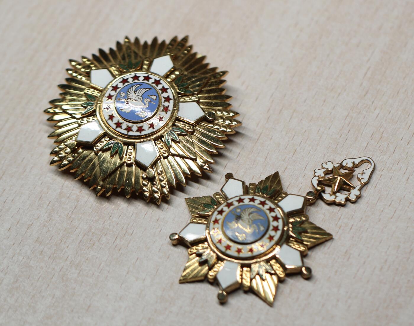 大猫徽章拍卖第285期 大韩民国一等勤务功劳勋章 正副章一套