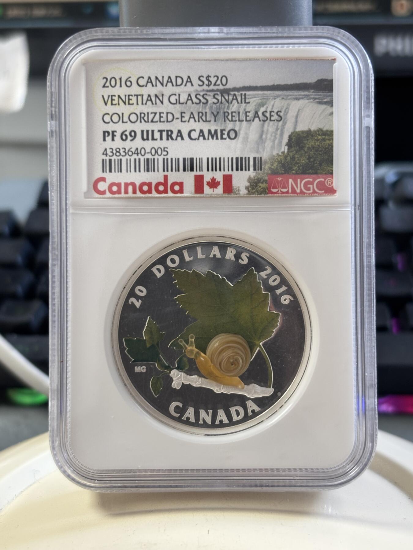 第186期拍卖 加拿大2016年镶嵌意大利威尼斯穆拉诺岛手工制作玻璃小蜗牛NGC评级彩色早期标签69分彩色精制银币9999银1盎司31.39克直径38毫米