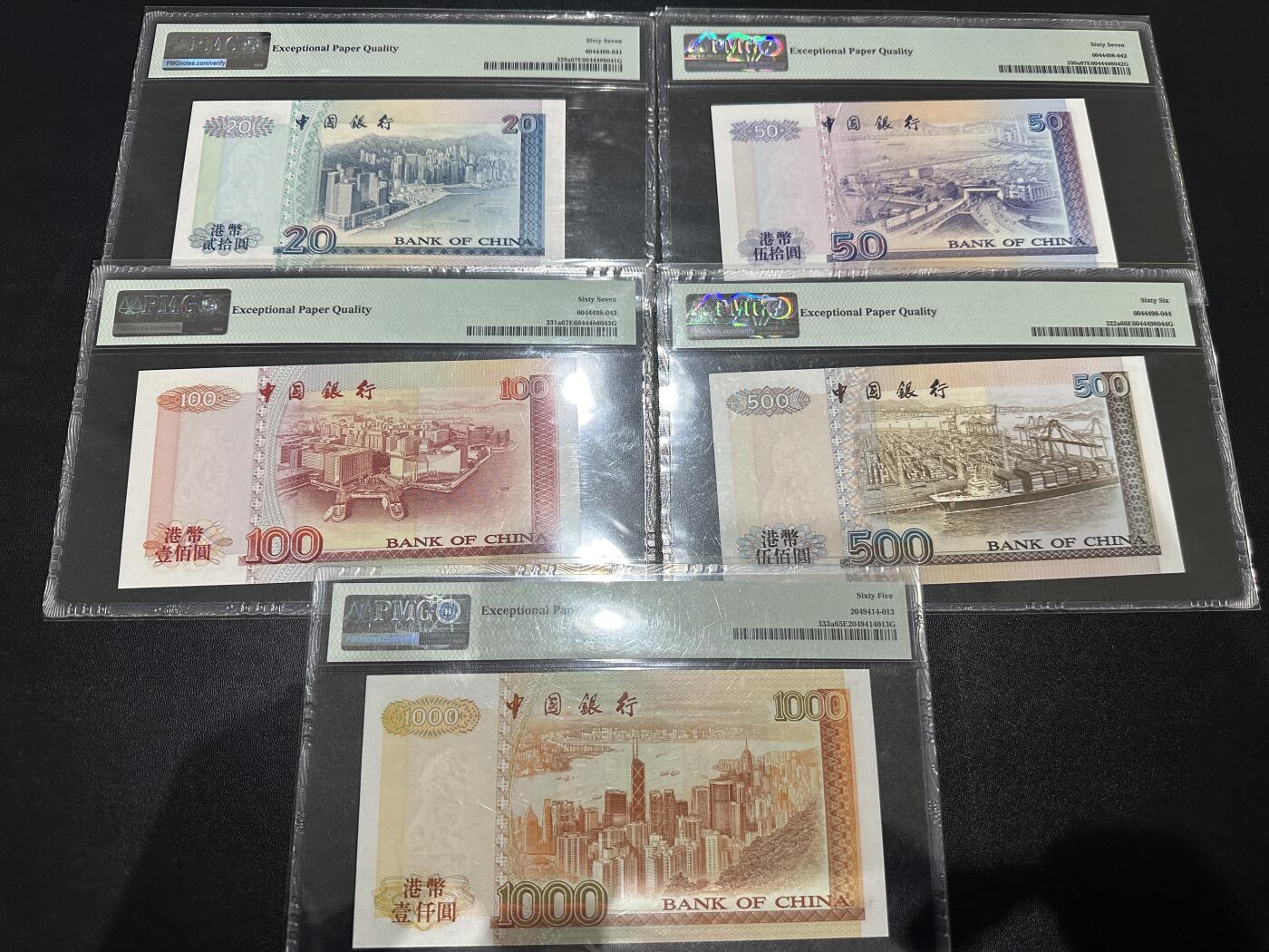 《外钞收藏家》第五百九十七期（年底收官场）（本平台长期征集拍品、欢迎藏友们联系合作） 1994年香港中国银行20-1000元 全同号19006号 PMG65-67 倒置号