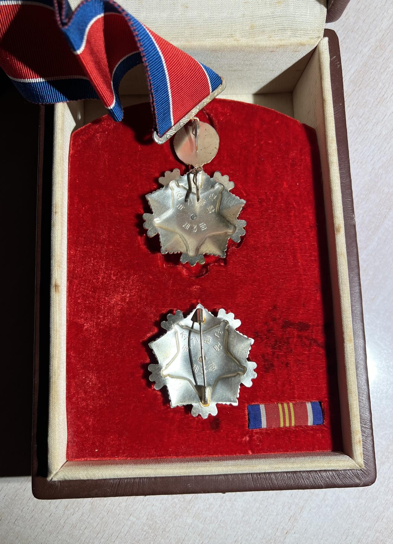 大猫徽章拍卖第285期 朝鲜🇰🇵三级国旗勋章 外授版