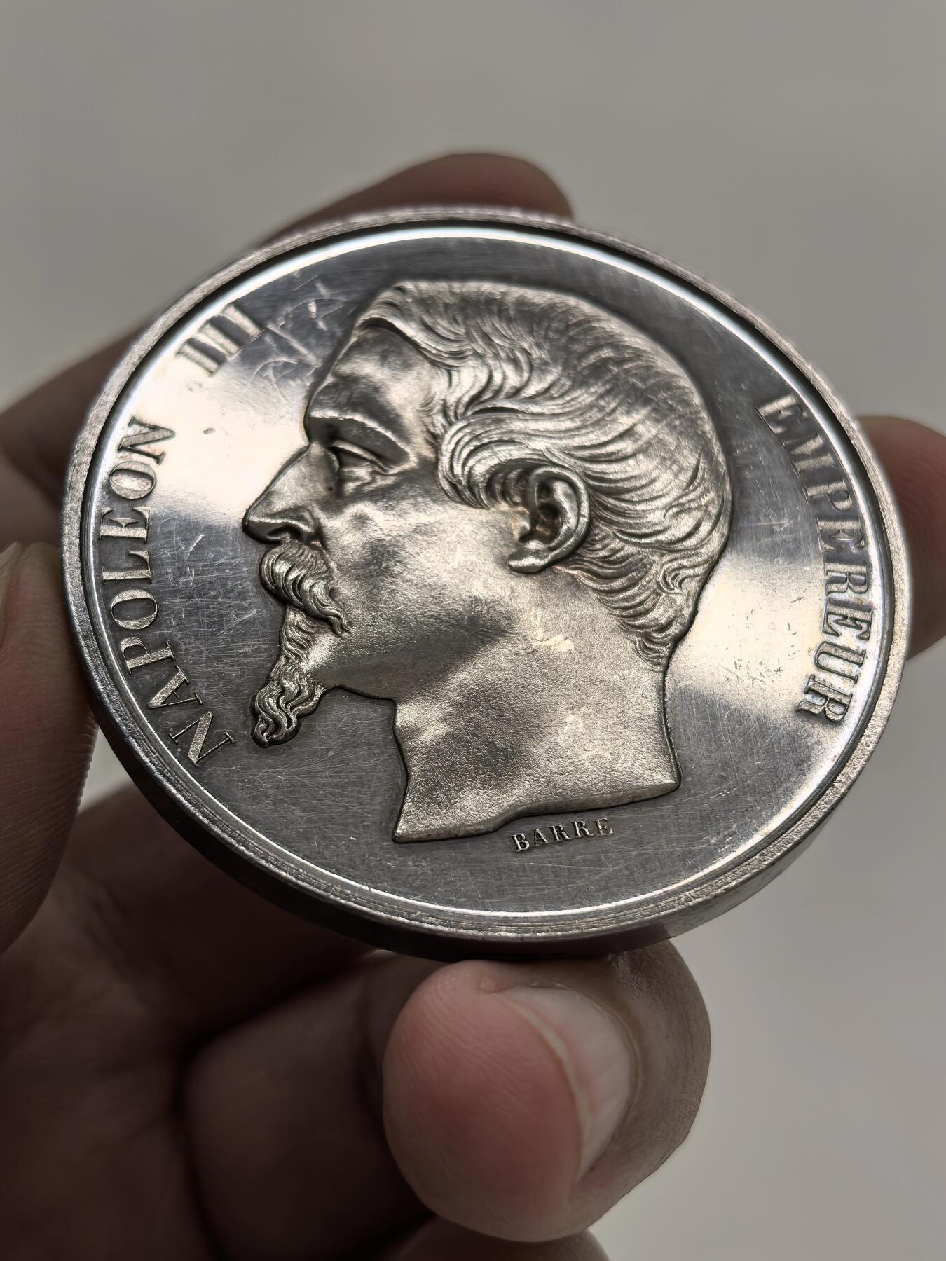 博洋堂世界钱币拍卖第154期（全场包邮） Barre作品，1854年拿破仑三世银章，背面拿破仑一世华服立像，雕刻精致，细节赞。手指边铭+Argent，50mm，65克。