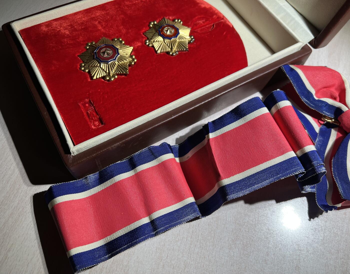 大猫徽章拍卖第285期 朝鲜🇰🇵一级国旗勋章 外授版