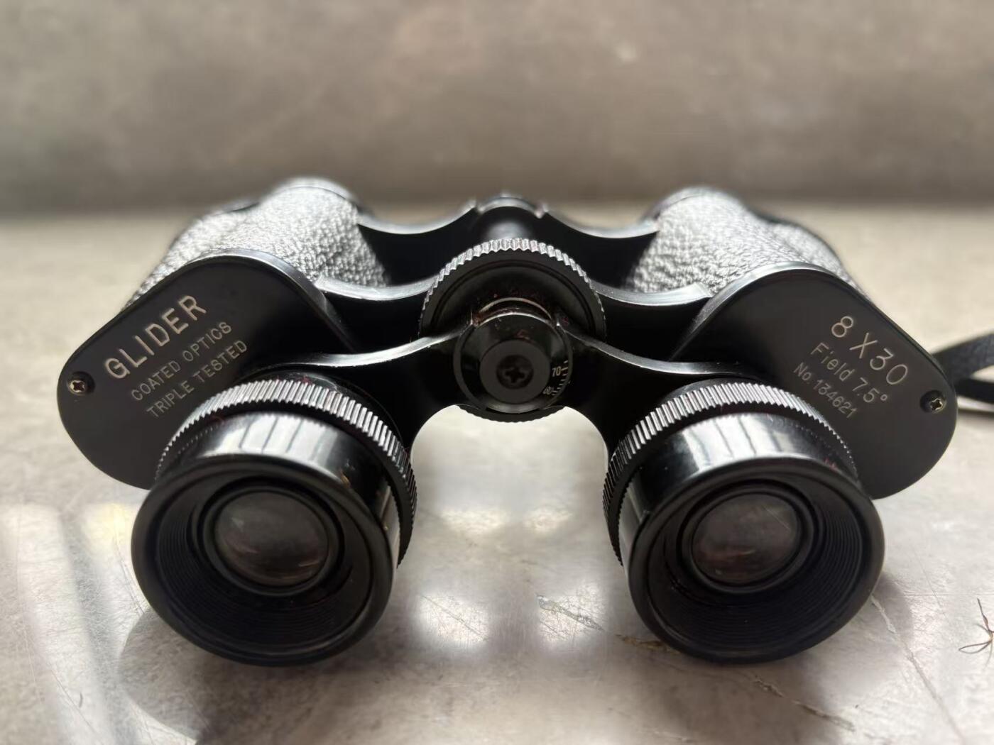 盛世勋华——号角文化勋章邮票专场拍卖第297期 英国Glider牌8×30望远镜为英国老牌经典款，采用保罗式光学结构，8倍放大倍率搭配30mm物镜，成像锐利、视野适中。镜身用耐磨纹理材质打造，配原厂皮质收纳盒，整体无瑕疵，藏品完整性佳。