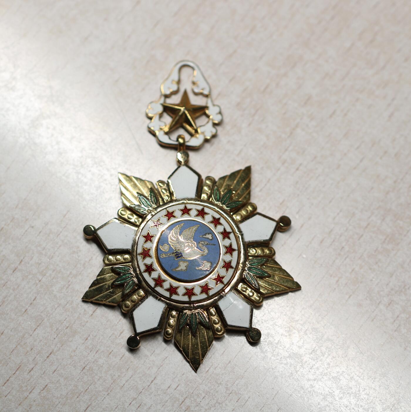 大猫徽章拍卖第285期 大韩民国一等勤务功劳勋章 正副章一套