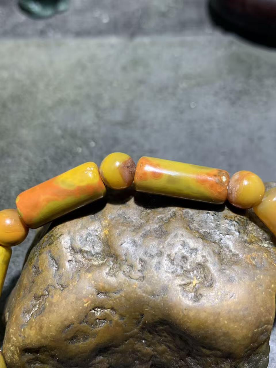 精美战国红玛瑙手串一条。