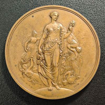 【德藏】世界币章拍卖第159期(元旦专场拍卖) - 1896年 英国皇家园艺学会纪念大铜章，是英国皇家造币厂首席雕刻师威廉·怀恩（William Wyon）的作品，此版为1836年雕刻版本。直径55毫米，精美浮雕工艺，正面是五位花神的形象，背面环绕花卉装饰。品相完好，银章常见，铜章少见，值得收藏 直径约：54.8mm；重约：74.4g