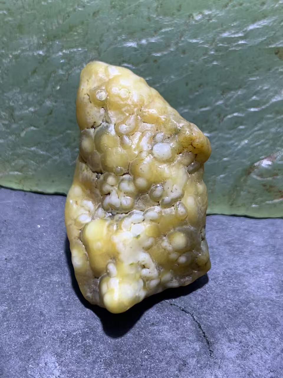 精美戈壁鱼籽纹筋脉石原石一颗，