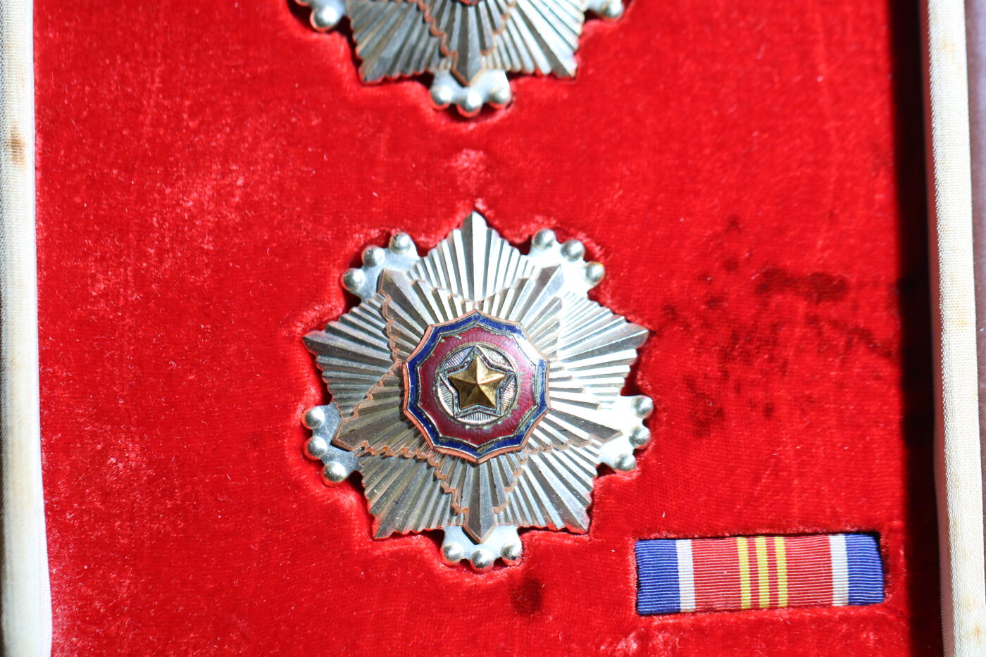 大猫徽章拍卖第285期 朝鲜🇰🇵三级国旗勋章 外授版