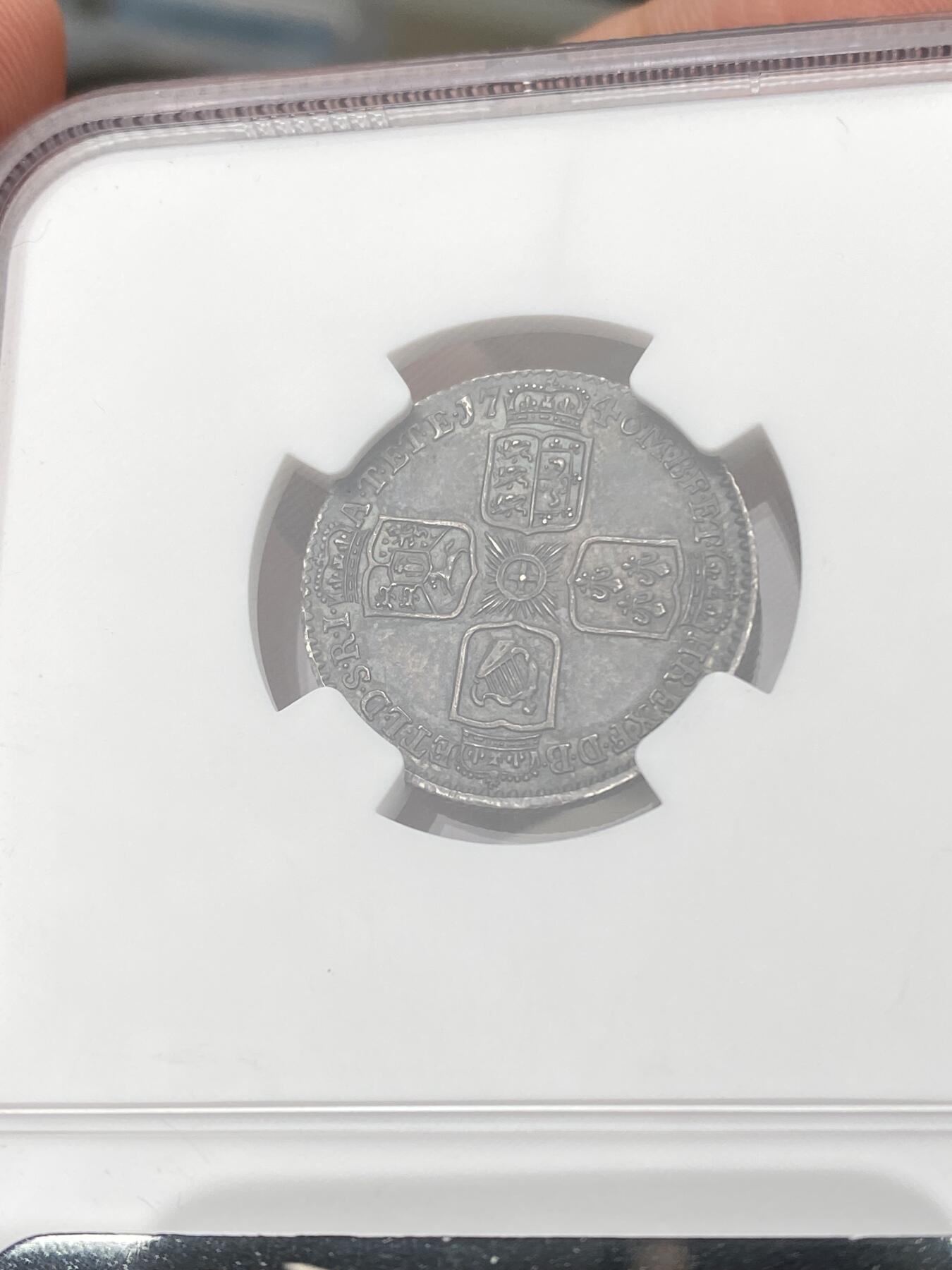 万国钱币拍卖第058期（万国新年大拍） NGC PF65 1746年英国乔治二世精制6便士银币 出自英国历史上第一次公开发行的精制套币 发行量仅有令人咋舌的100套 与普制完全不同的工艺与观感 均匀英式乌云包浆 附带6枚出售及拍卖标签 流传有序