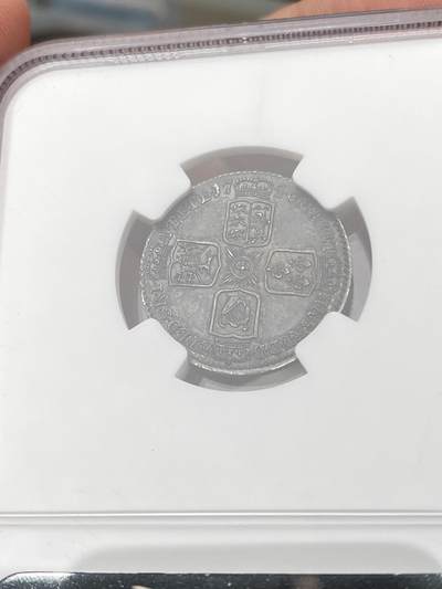 万国钱币拍卖第058期（万国新年大拍） NGC PF65 1746年英国乔治二世精制6便士银币 出自英国历史上第一次公开发行的精制套币 发行量仅有令人咋舌的100套 与普制完全不同的工艺与观感 均匀英式乌云包浆 附带6枚出售及拍卖标签 流传有序