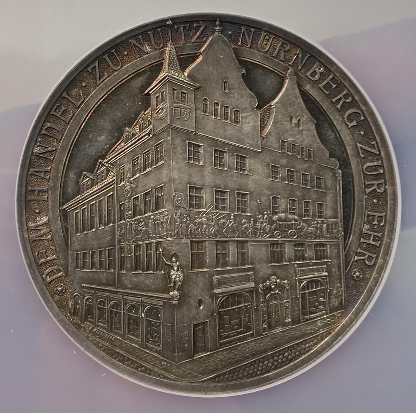 万国钱币拍卖第058期（万国新年大拍） NGC MS66 1910年德国纽伦堡商业委员会成立350周年纪念大银章 精工委员会景观浮雕3D质感 纽伦堡城市盾徽非常精细 极美紫罗兰彩包浆 顶级GEM品质 50.3MM 32.05G