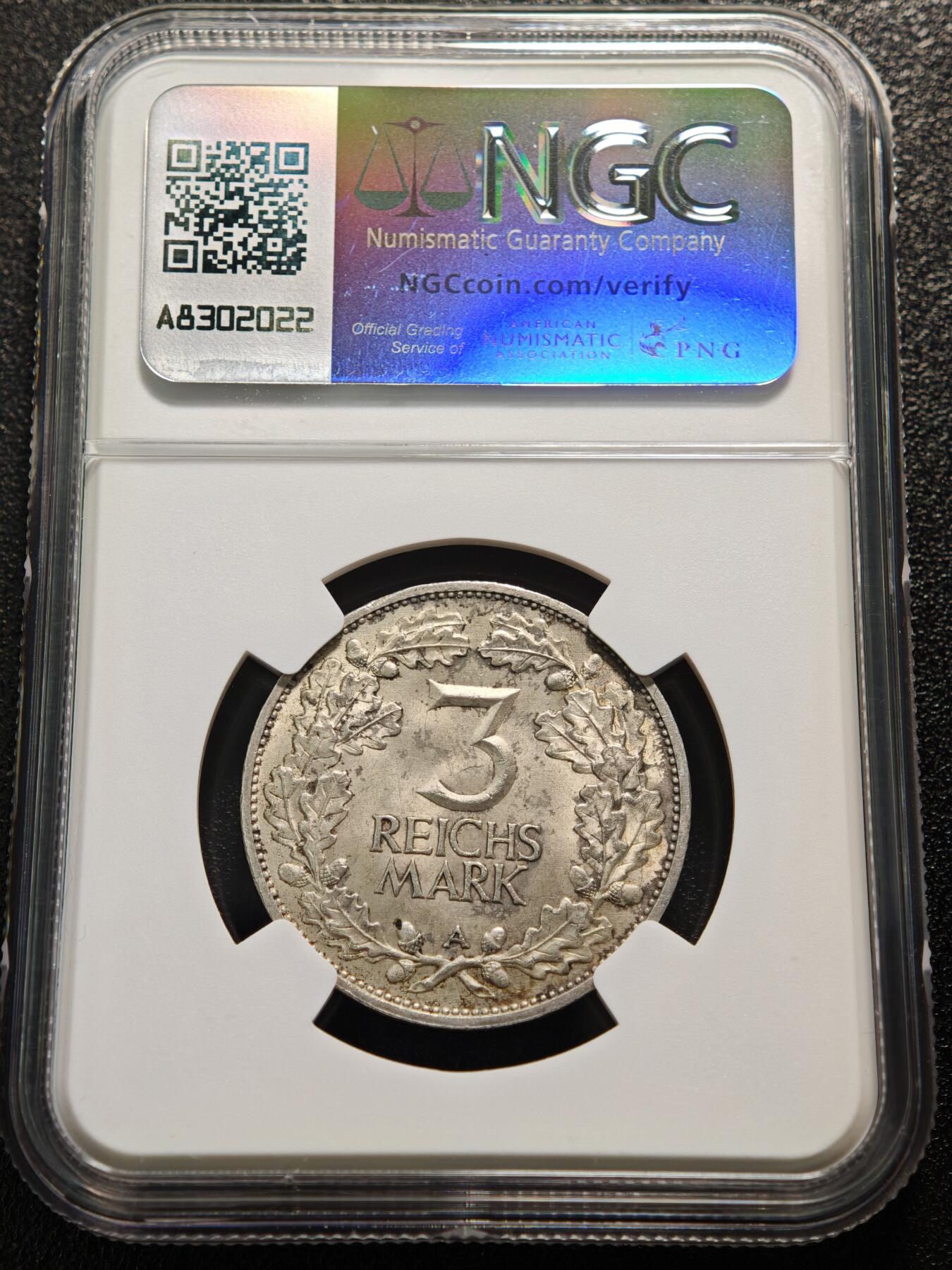 【德藏】世界币章拍卖第159期(元旦专场拍卖) 1925年 德国魏玛莱茵兰千年纪念3马克大银币 NGC MS63 淡黄油包浆 币面文字JAHRTAUSEND FEIER DER RHEINLANDE意为莱茵兰千年庆典，纪念莱茵兰地区纳入德意志文化圈/政治版图的千年历史（以公元925年亨利一世征服莱茵兰为节点）1925年正值魏玛共和国相对稳定的“黄金二十年代”初期，发行此币既是纪念地域历史，也有凝聚德意志民族认同的意图