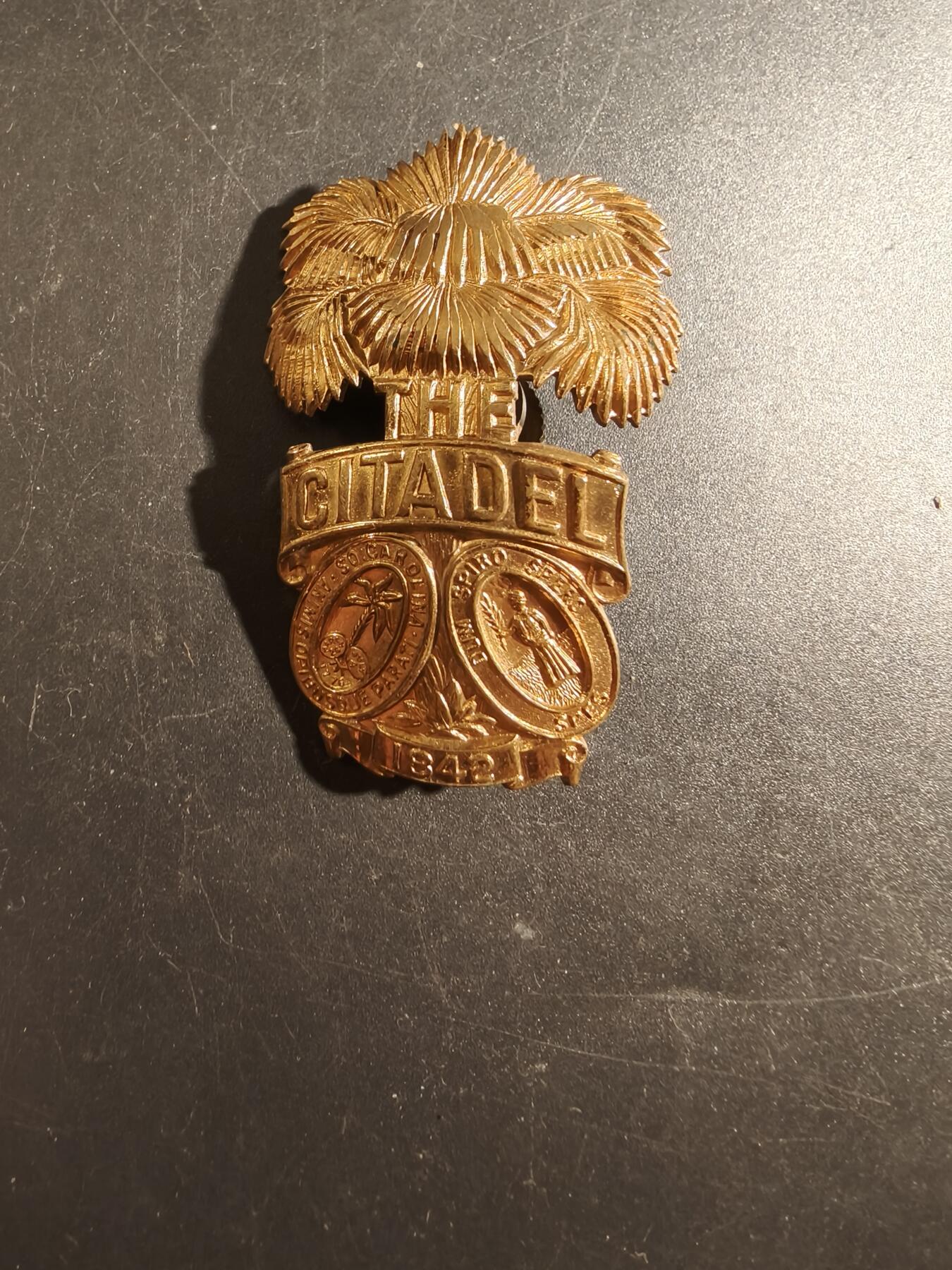 老王徽章第172期 美国南卡罗来纳州军事学校大檐帽帽徽