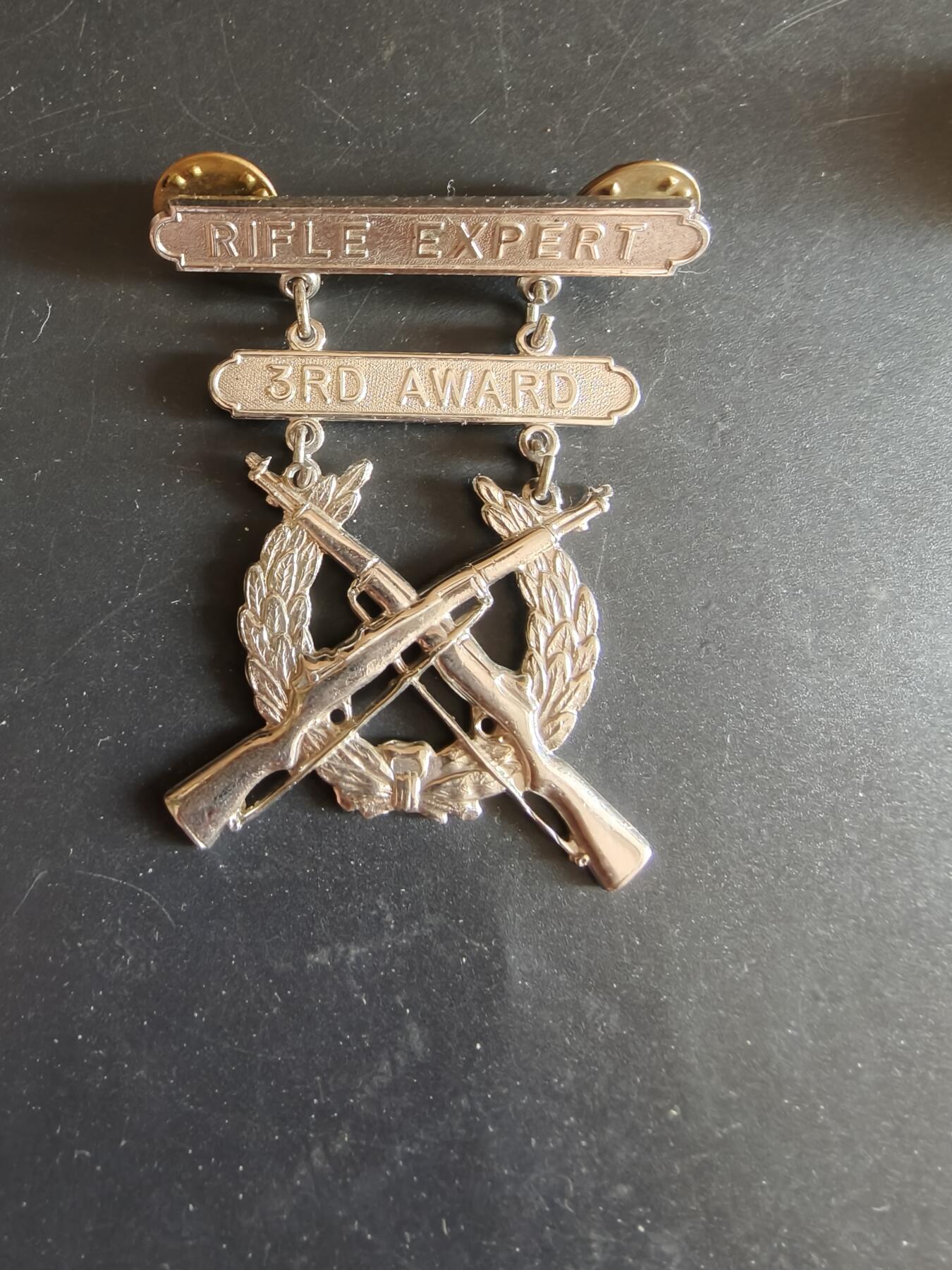 老王徽章第172期 美国海军陆战队神射手技能章    带步枪专家和第三次获得勋条    带厂标