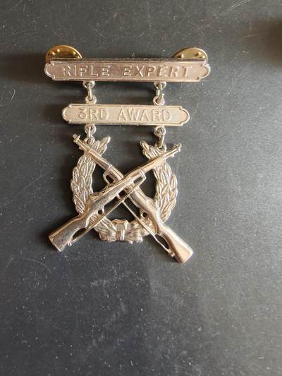 老王徽章第172期 - 美国海军陆战队神射手技能章    带步枪专家和第三次获得勋条    带厂标