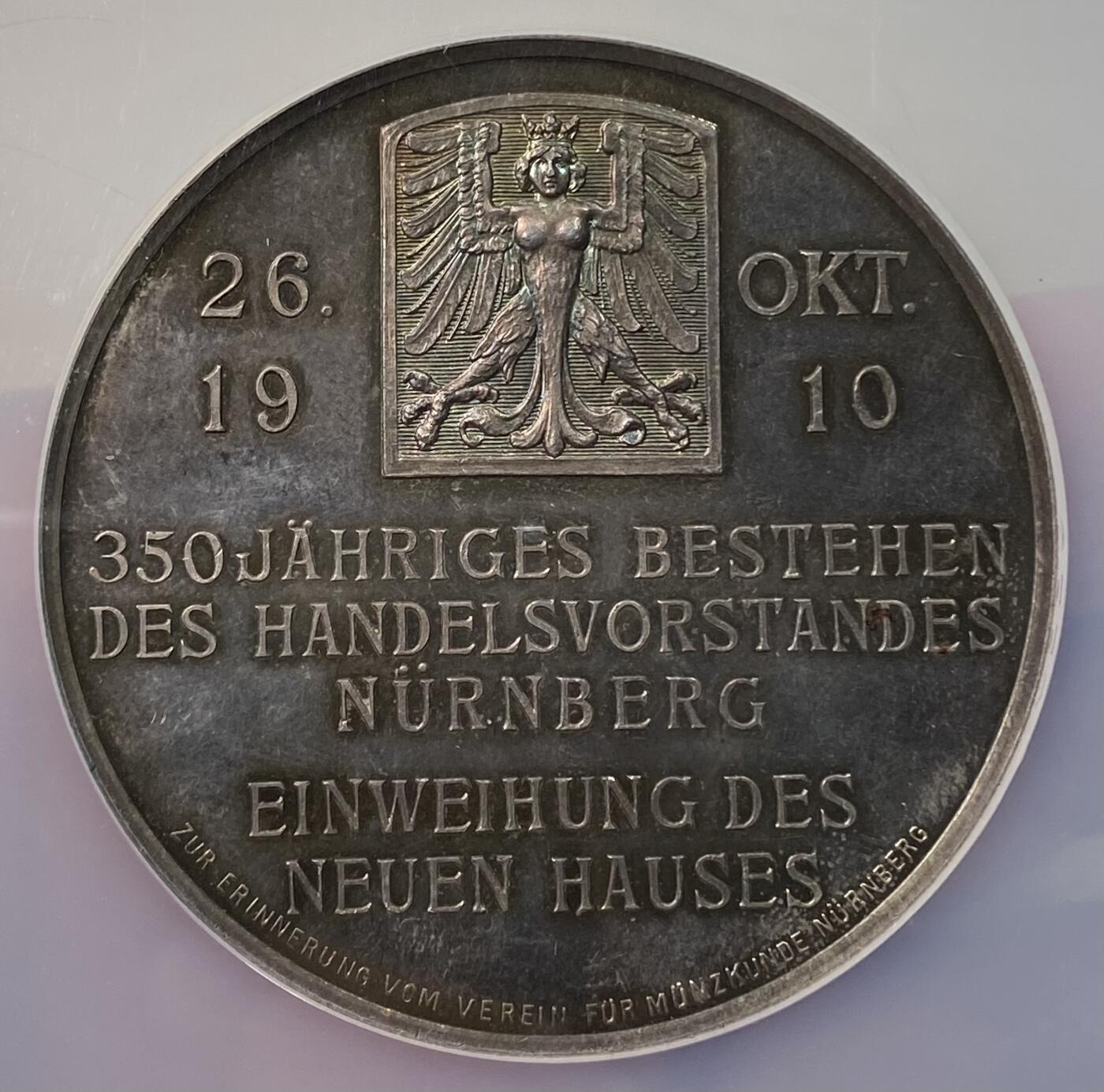 万国钱币拍卖第058期（万国新年大拍） NGC MS66 1910年德国纽伦堡商业委员会成立350周年纪念大银章 精工委员会景观浮雕3D质感 纽伦堡城市盾徽非常精细 极美紫罗兰彩包浆 顶级GEM品质 50.3MM 32.05G