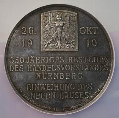 万国钱币拍卖第058期（万国新年大拍） NGC MS66 1910年德国纽伦堡商业委员会成立350周年纪念大银章 精工委员会景观浮雕3D质感 纽伦堡城市盾徽非常精细 极美紫罗兰彩包浆 顶级GEM品质 50.3MM 32.05G