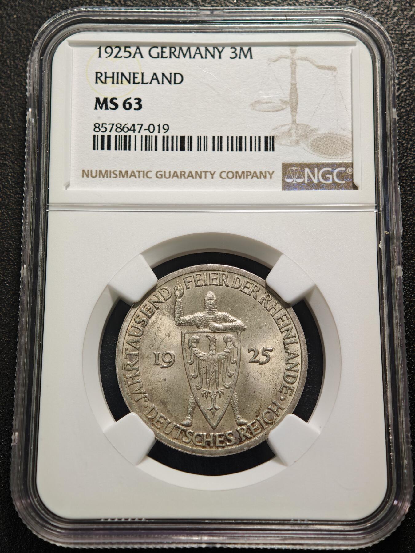 【德藏】世界币章拍卖第159期(元旦专场拍卖) 1925年 德国魏玛莱茵兰千年纪念3马克大银币 NGC MS63 淡黄油包浆 币面文字JAHRTAUSEND FEIER DER RHEINLANDE意为莱茵兰千年庆典，纪念莱茵兰地区纳入德意志文化圈/政治版图的千年历史（以公元925年亨利一世征服莱茵兰为节点）1925年正值魏玛共和国相对稳定的“黄金二十年代”初期，发行此币既是纪念地域历史，也有凝聚德意志民族认同的意图