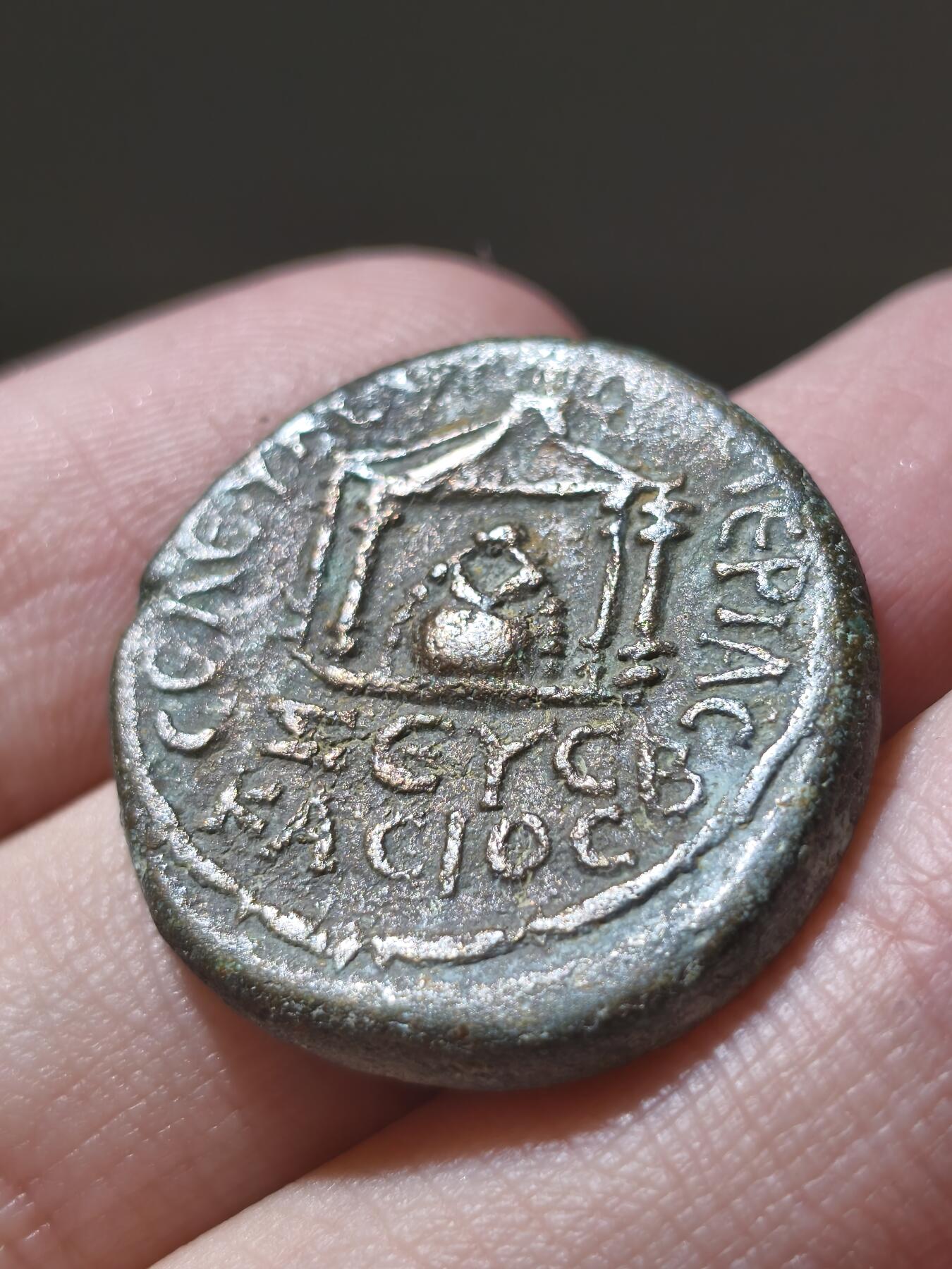 星盘世界钱币2026一月十日新年古典精品大拍 精彩纷呈 精品！罗马帝国-图拉真大帝 圣石神庙铜币12.51g 东部地区城市造币 圣石崇拜是中近东地区广泛崇拜 通常是个巨大陨石，时至今日在麦加仍然有圣石存在