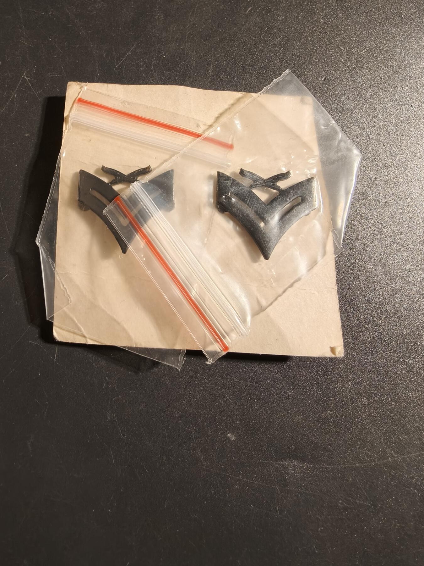 老王徽章第172期 美国下士V字金属军衔一组