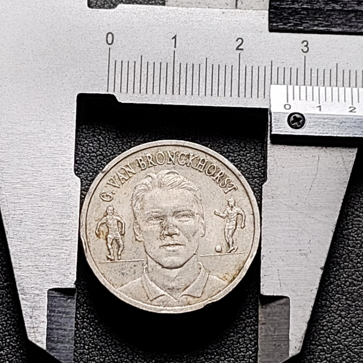 泉币菌-第156场-精品福利场 1998年世界杯荷兰前锋 范布隆克霍斯特 纪念章 27mm 纪念章收藏