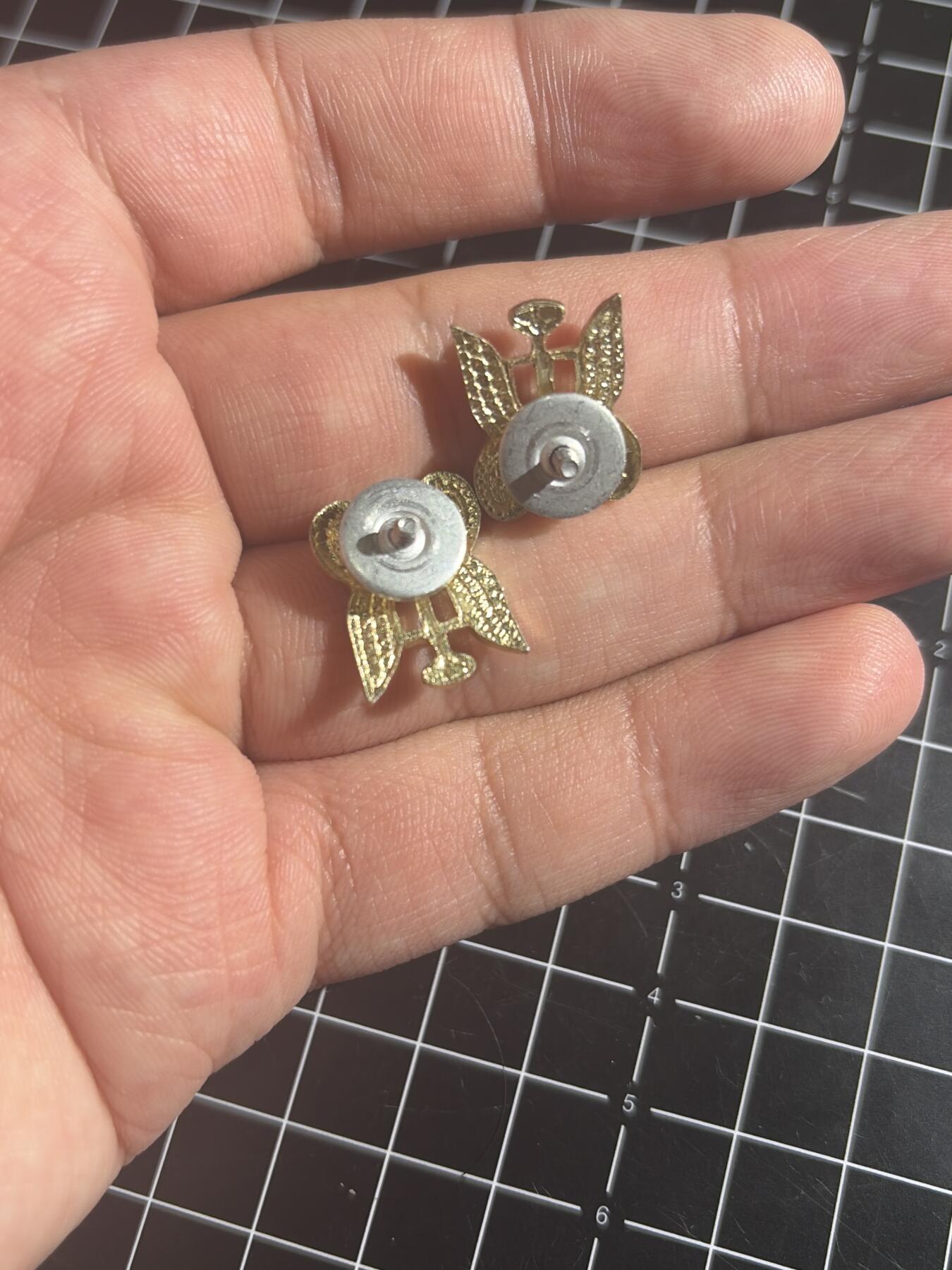 古冰库章牌勋赏收藏0起拍卖 外国领花一对