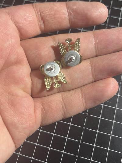 古冰库章牌勋赏收藏0起拍卖 外国领花一对