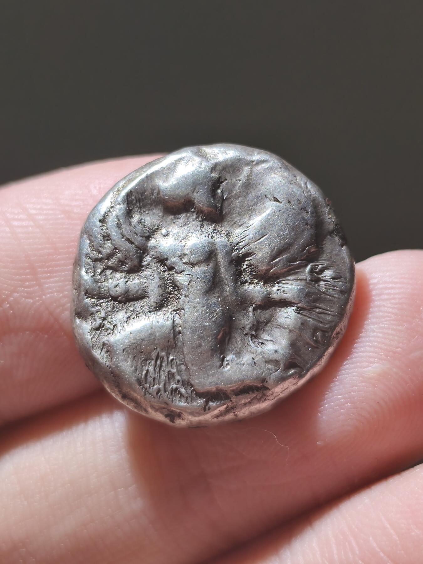 星盘世界钱币2026一月十日新年古典精品大拍 精彩纷呈 超级名誉品！古希腊-考诺斯城 张开双翼的女神斯塔特厚重大银11.67g 背面金字塔型圣石 浓厚的古埃及风格 前430-410年 该品种通常非常昂贵大几千几万都是常见情况