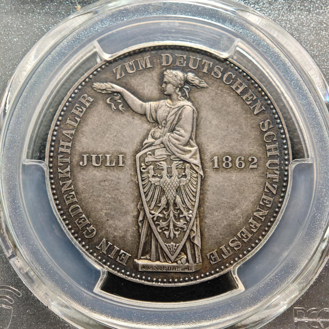 【德藏】世界币章拍卖第159期(元旦专场拍卖) 1862年 德国法兰克福自由市德意志射击节泰勒纪念银币 PCGS MS62 深彩包浆 状态极佳 味道十足