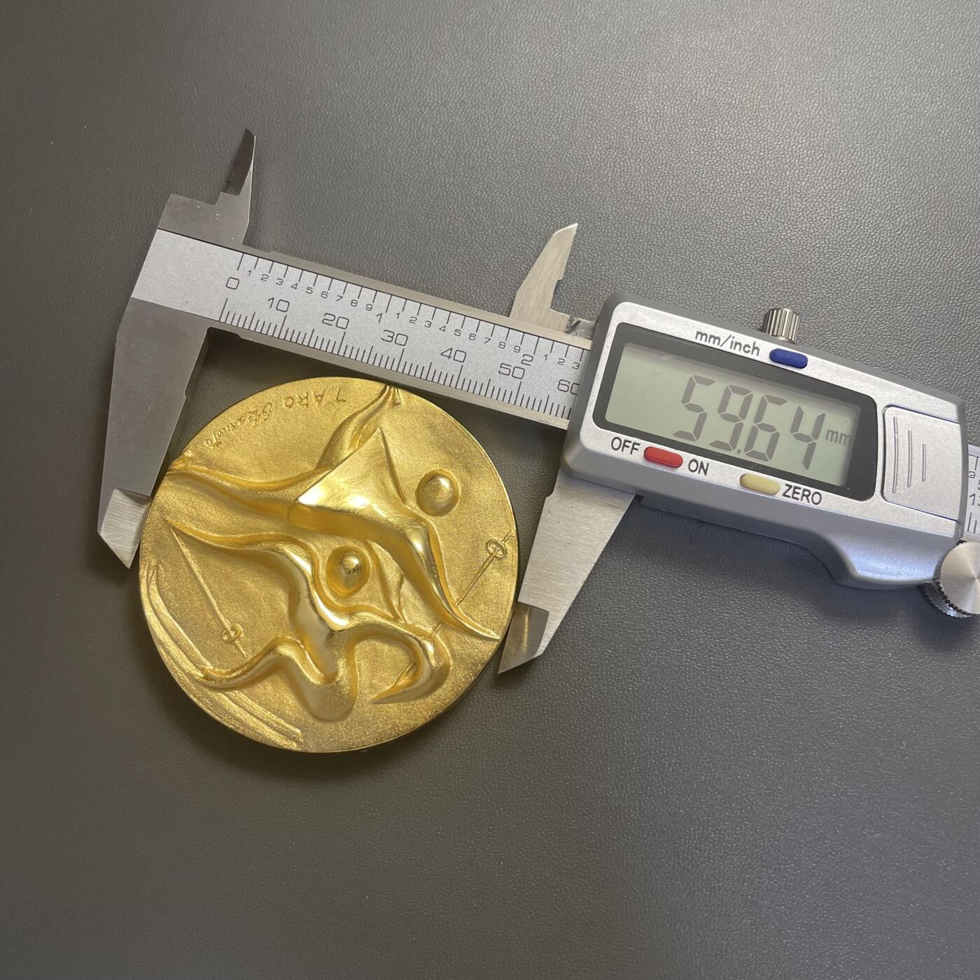 回流1228 原盒1972年第11届札幌冬奥会纪念章 日本著名前卫艺术家冈本太郎设计。