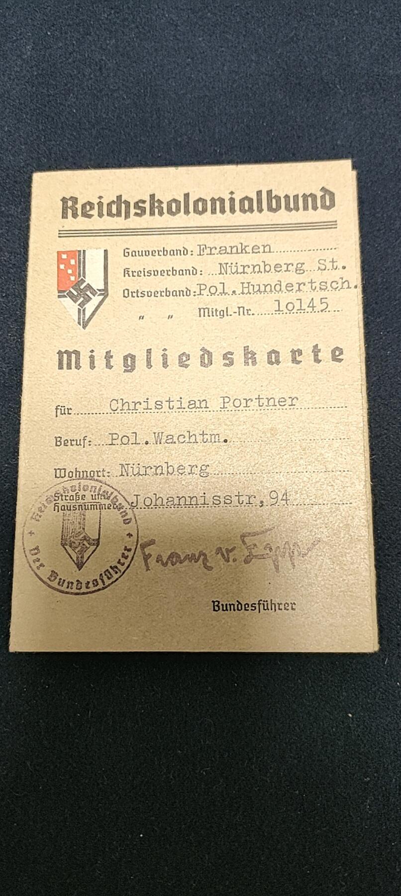 时顺第二十八拍 克里斯蒂安·波特纳士官长 (Christian Portner)的物品，包括帝国殖民协会（Reichskolonialbund）的章证，1936到1937年的服役志愿书，以及1943年升任排士官长的证书