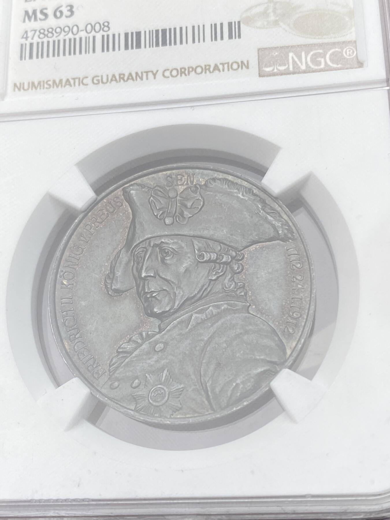 万国钱币拍卖第058期（万国新年大拍） NGC MS63 1912年德国腓特烈大帝诞辰200周年银章 少见品种德系巅峰工艺 紫罗兰渐变玫瑰红彩包浆 高浮雕镜面喷砂 990近纯银 正面腓特烈大帝戎装头戴三角帽佩戴普鲁士黑鹰勋章 背面德意志雄鹰站在海上的巨石上孤傲昂首 铭文伟大的国王之魂