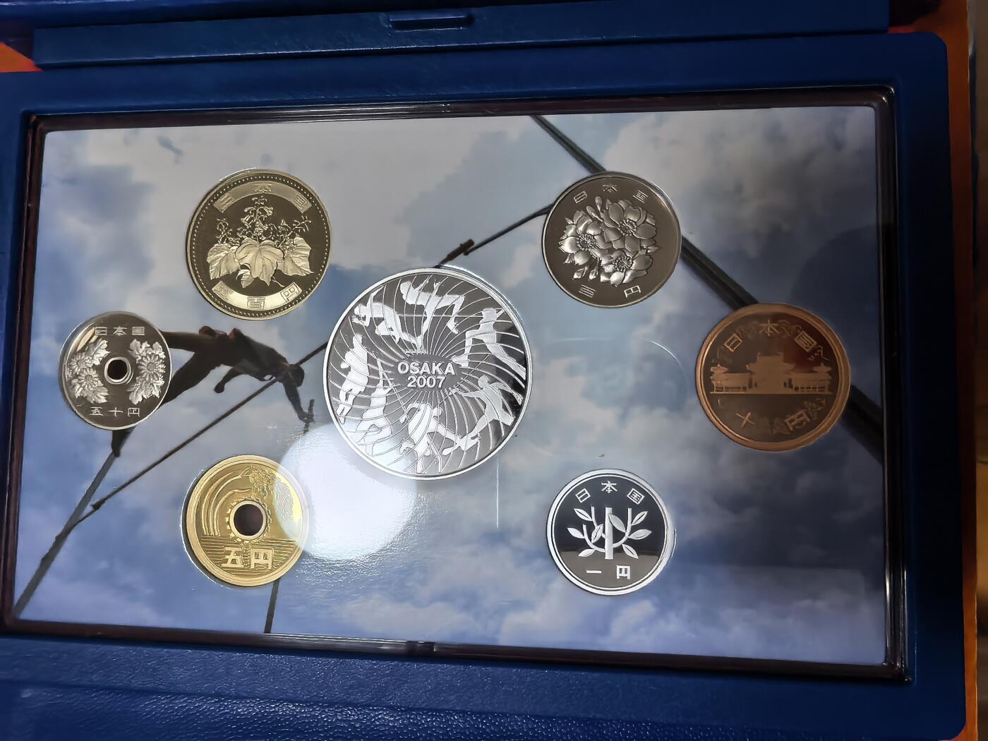 长老汇蛇年精选第八十八场拍卖 2007日本大阪第十一届世界田径运动会6枚精制币+1枚20克999银彩色精制银章，盒证全，克书125美金