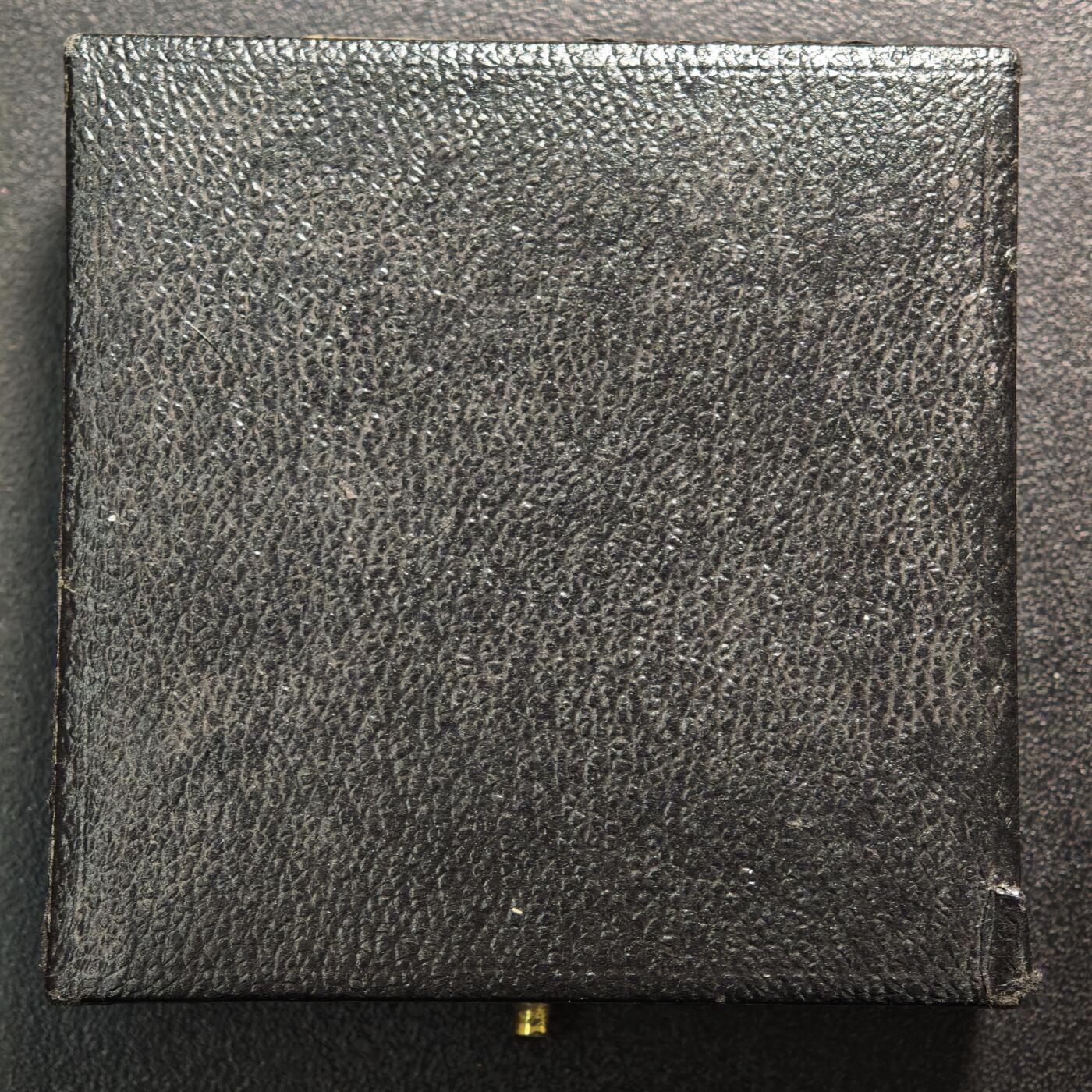 【德藏】世界币章拍卖第159期(元旦专场拍卖) 1909年(刻字) 法国结婚纪念银章 名家罗蒂作品 原盒 直径约：41.4mm；重约：32g 原味包浆