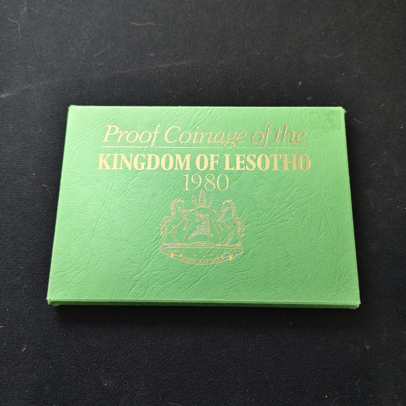 【全场包邮】纯粹捡漏拍491场（免费代拍第28场） 莱索托1980年官方发行皇家厂经典信封装精制套币-含莫舒舒一世纪念碑（12克）精制纪念银币-PS11