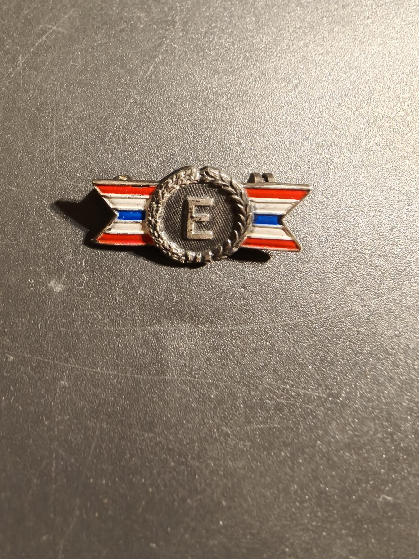 老王徽章第172期 美国二战军事生产优秀企业证章     二战时期横针版