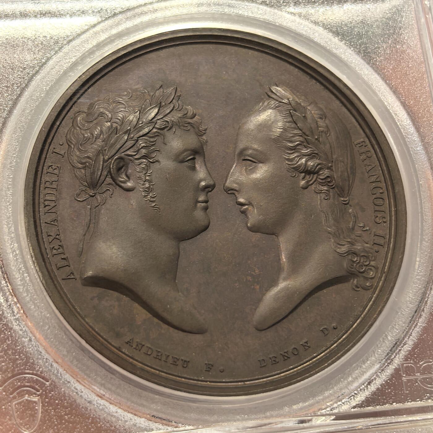 博洋堂世界钱币拍卖第154期（全场包邮） PCGS SP64 法国1805年拿破仑奥斯特里茨三皇会战原铸铜章 巴黎造币厂完美巧克力包浆 稀少珍贵品种 正面是反法同盟一方：左侧俄国沙皇亚历山大一世，右侧奥地利神罗皇帝弗朗茨二世，背面是独享一面的主角——大破俄奥联军的法兰西大皇帝拿破仑，1805年拿破仑天才的指挥在奥斯特里茨大胜，打散了第三次反法同盟，弗朗茨二世被迫取消了自己神罗皇帝封号，拿皇真正成为欧洲的霸主，开启了自己的极盛时期 此种纯人