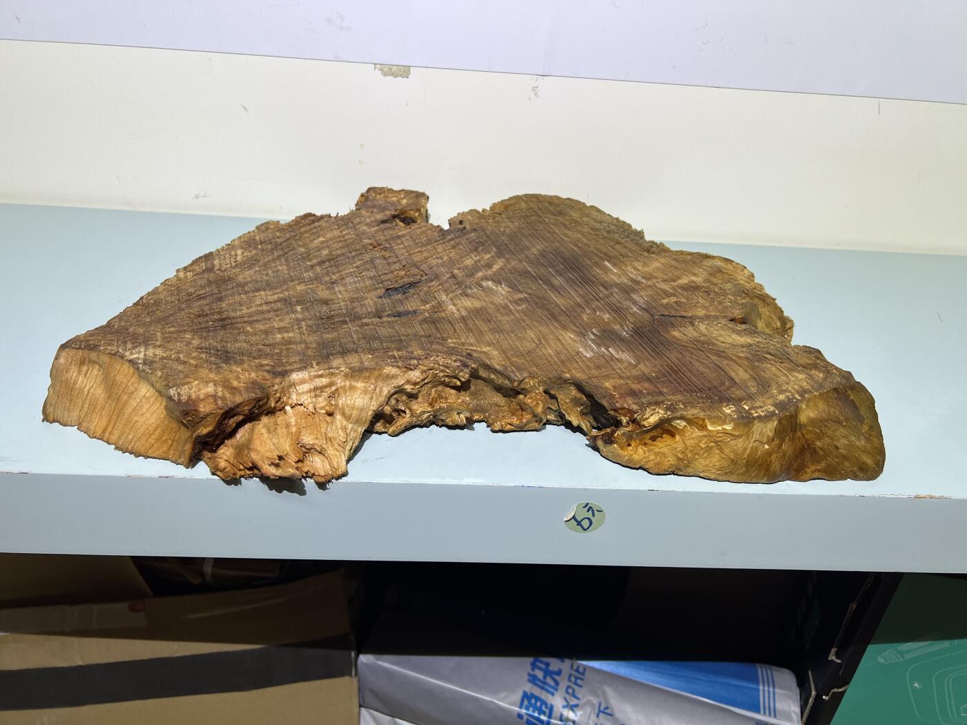 零元拍：香杉木老根榴干泡茶盘 毛坯，未打磨抛光，尺寸约：420/300/厚35MM，满花，药香满鼻，因为没有上漆，干燥天气可能会产生裂纹，属于正常现象