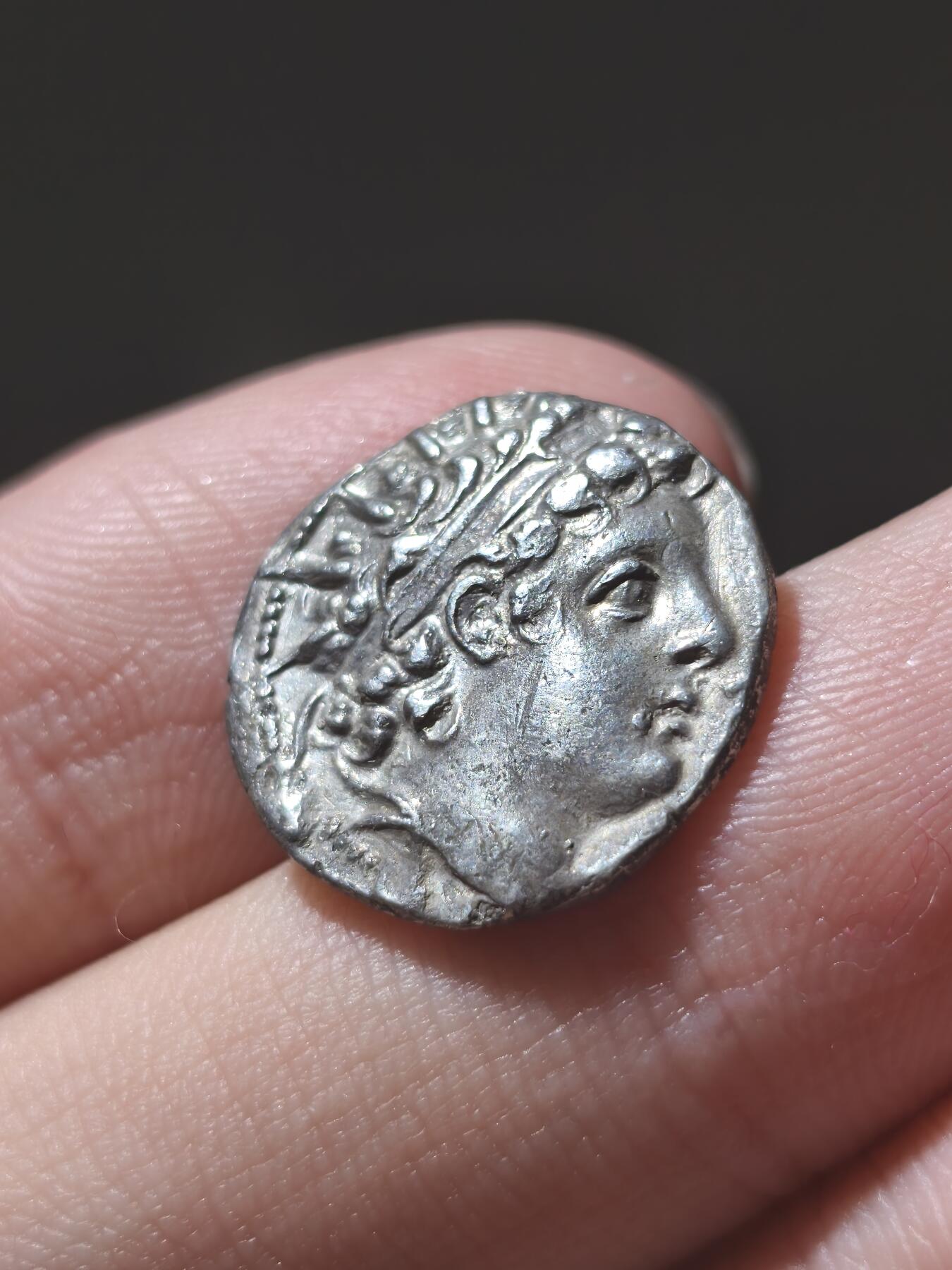 极美品！安条克六世太阳神式芒冠1德拉克马银币 大热品种 背面阿波罗座脐石像 底下写有塞琉古年 非常难得的一枚 希腊化叙利亚造币 质感极好