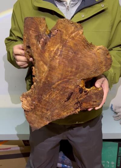 零元拍：香杉木老根榴干泡茶盘 毛坯，未打磨抛光，尺寸约：420/300/厚35MM，满花，药香满鼻，因为没有上漆，干燥天气可能会产生裂纹，属于正常现象