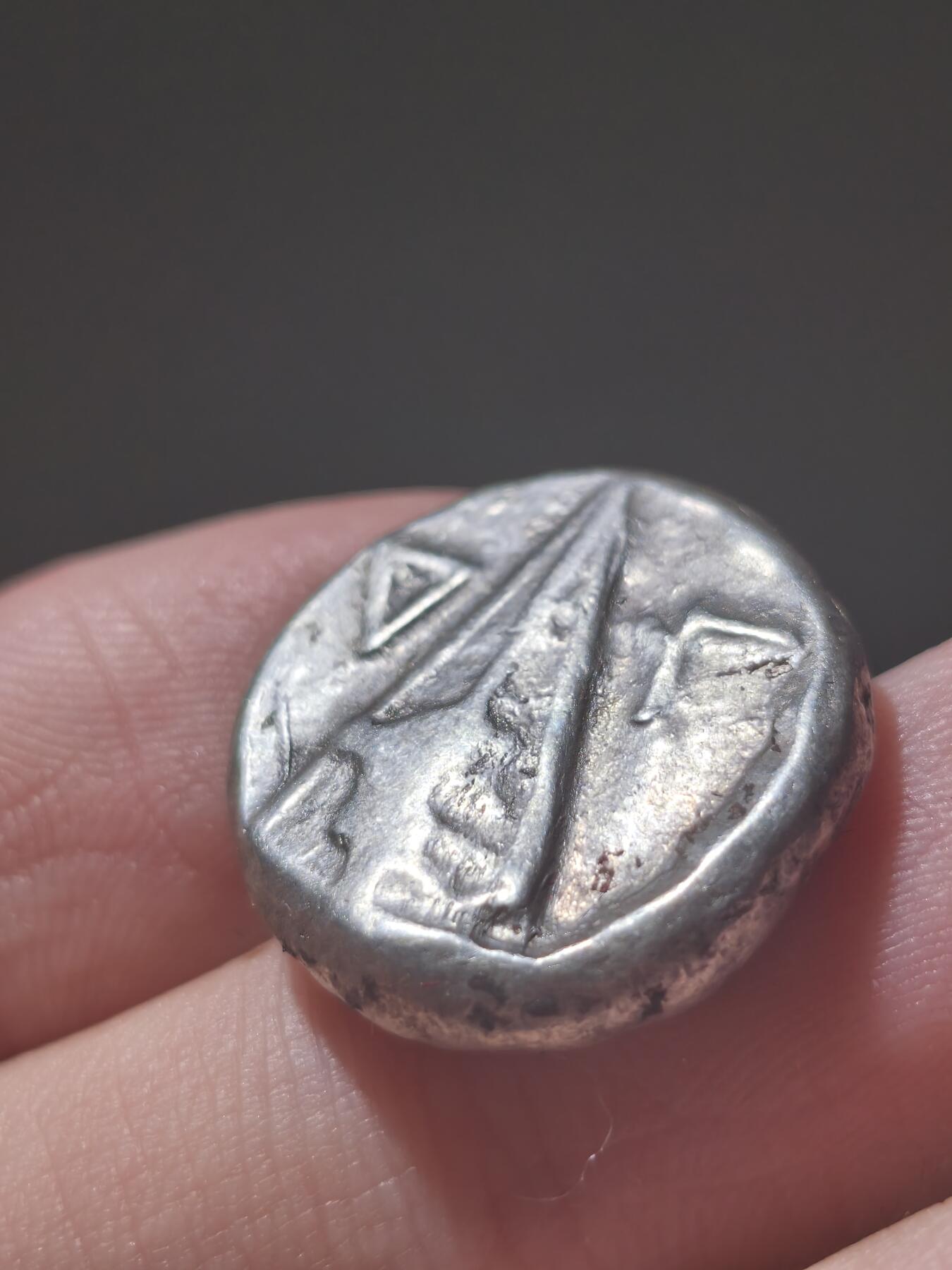 星盘世界钱币2026一月十日新年古典精品大拍 精彩纷呈 超级名誉品！古希腊-考诺斯城 张开双翼的女神斯塔特厚重大银11.67g 背面金字塔型圣石 浓厚的古埃及风格 前430-410年 该品种通常非常昂贵大几千几万都是常见情况