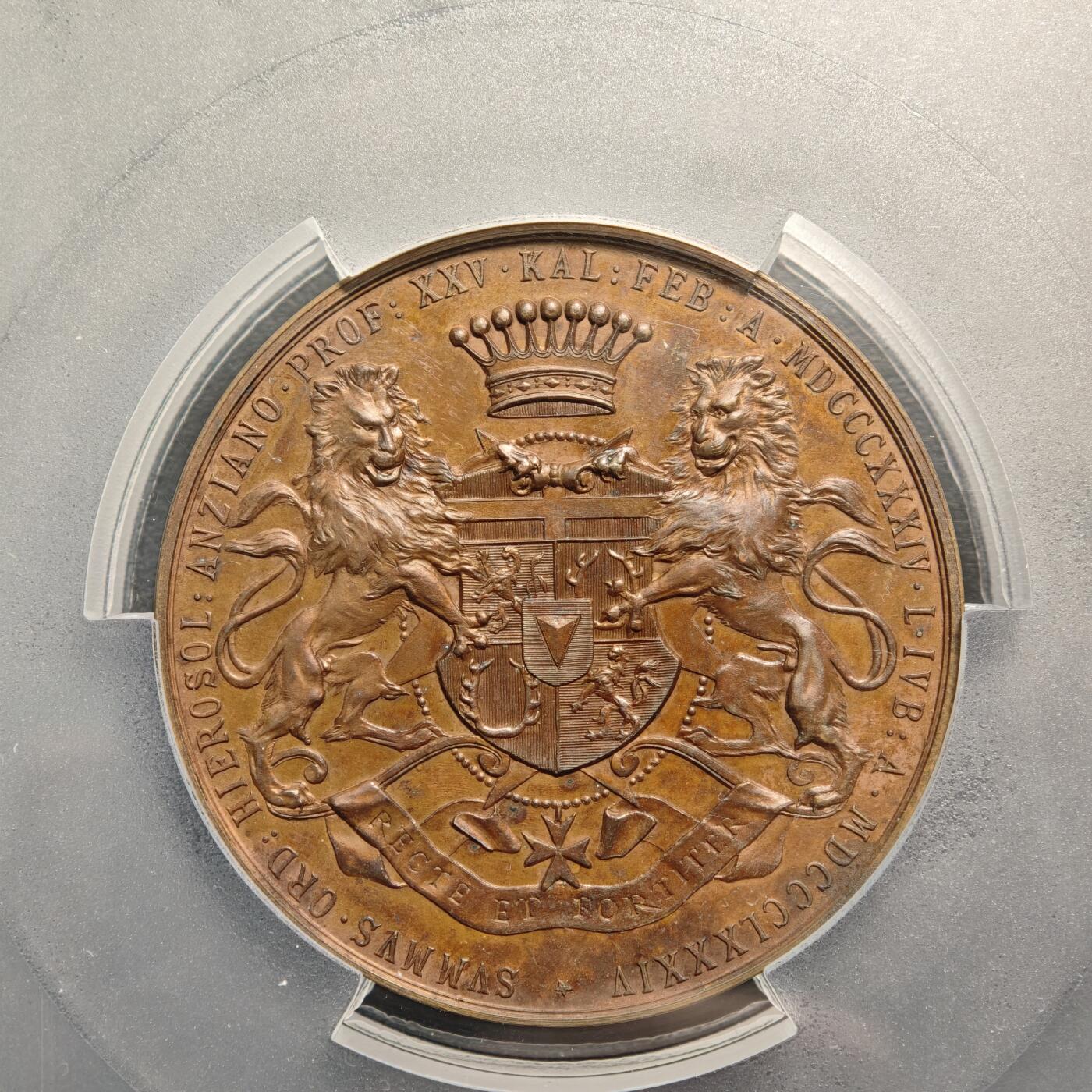 【德藏】世界币章拍卖第159期(元旦专场拍卖) 1884年 奥地利纪念马耳他骑士团骑士兼大团长大铜章，直径49毫米，重量59.83克，PCGS UNC 正面是阿道夫·波达茨基身穿骑士团制服、佩戴勋章的左侧面肖像，背面是双狮护卫着盾徽和皇冠的图案。双狮设计特别漂亮，是奥地利章牌大师安东·沙夫的作品，铜质精良，品相完好，早期PCGS低评，稀少品种