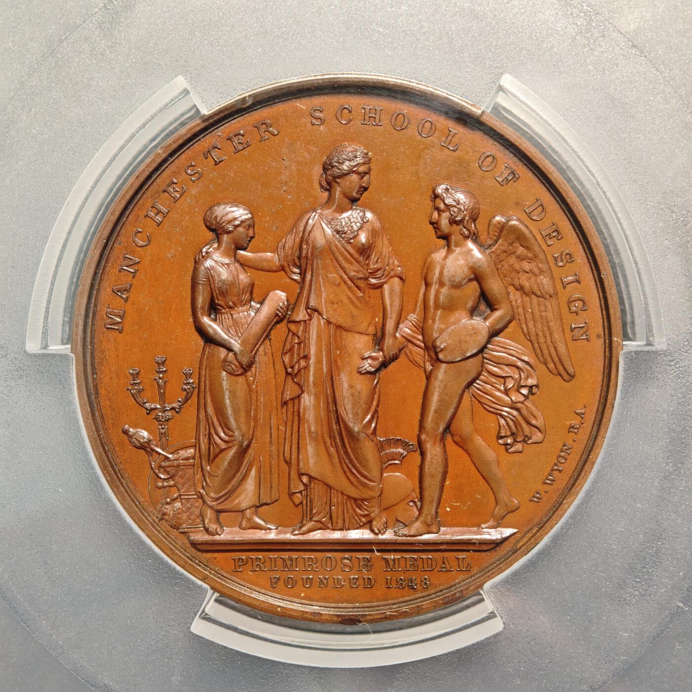 【德藏】世界币章拍卖第159期(元旦专场拍卖) 1848年 英国曼彻斯特设计学院铜奖章，直径50毫米，发行量260枚，PCGS UNC 正面是文艺复兴三杰之一的拉斐尔头戴帽、留长发的右侧面半身像，背面是三位古典人物雕像-天使和女神的形象。雕刻精美，是雕刻大师威廉·怀恩（W.Wyon.R.A）的精心之作，超高浮雕，特别精制版，巧克力包浆，醇厚光泽，稀有品种