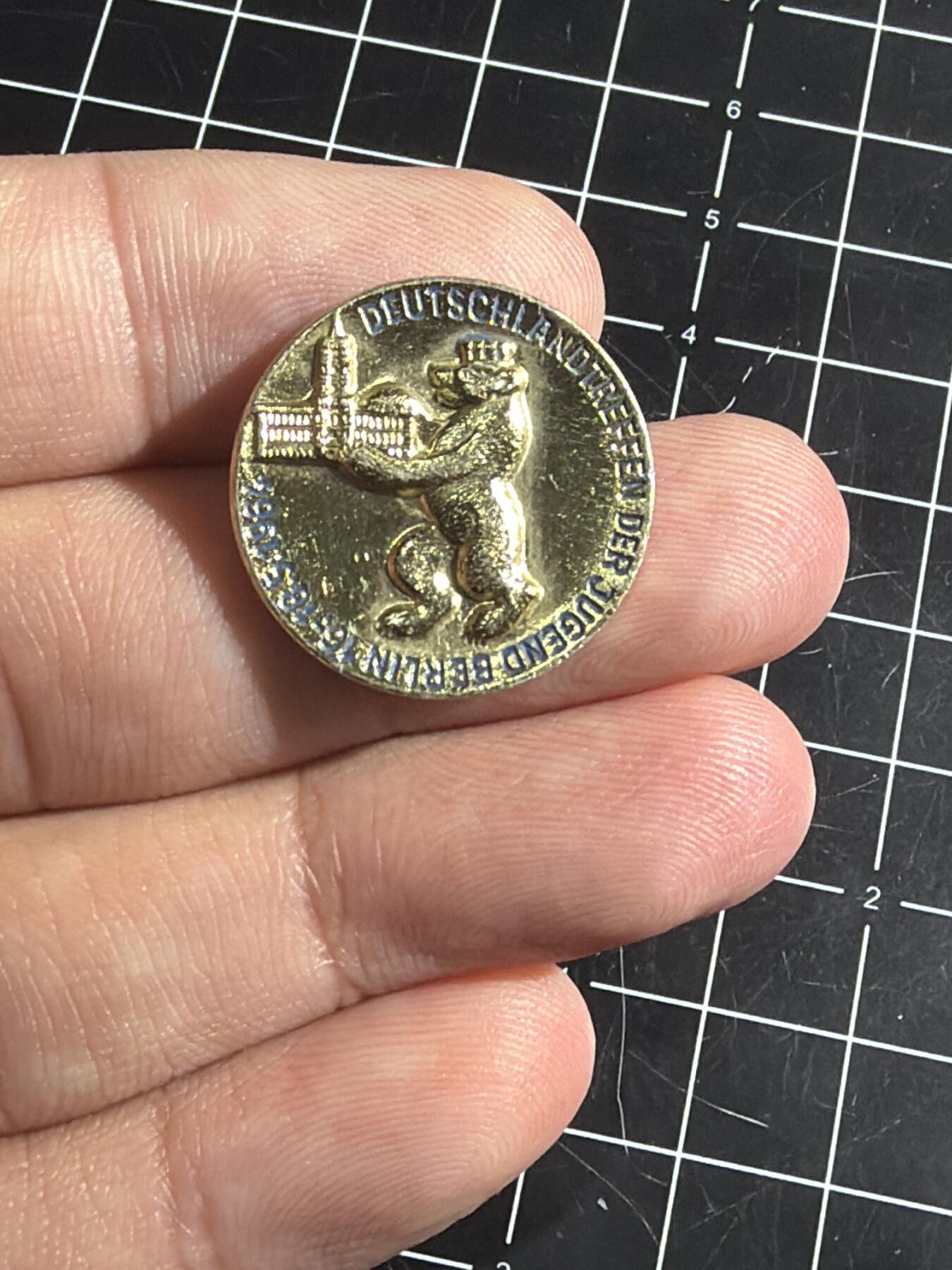 古冰库章牌勋赏收藏0起拍卖 柏林东德1964青年聚会证章