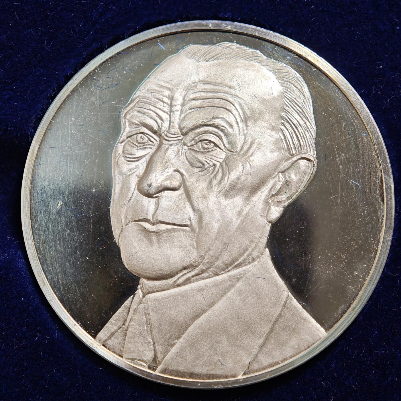 【德藏】世界币章拍卖第159期(元旦专场拍卖) 1967年 德国西德首任总理康拉德·阿登纳精制纪念银章 直径约：40.1mm；重约：23.9g 原盒 带说明卡