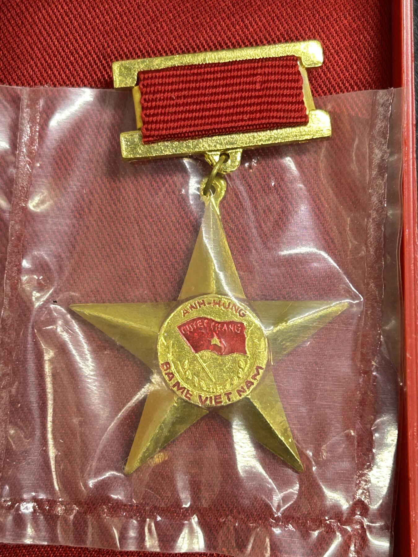 西秦中古拍卖第七十一期 越南英雄母亲勋章 母亲金星章 第一版带原盒 1994年9月10日设立，英雄越南母亲是越南国家授予或追授的荣誉称号，表彰那些为民族解放事业、保卫祖国和履行国际义务做出贡献和牺牲的越南妇女。因为她们的丈夫或者孩子都是战争伤残人员和烈士。