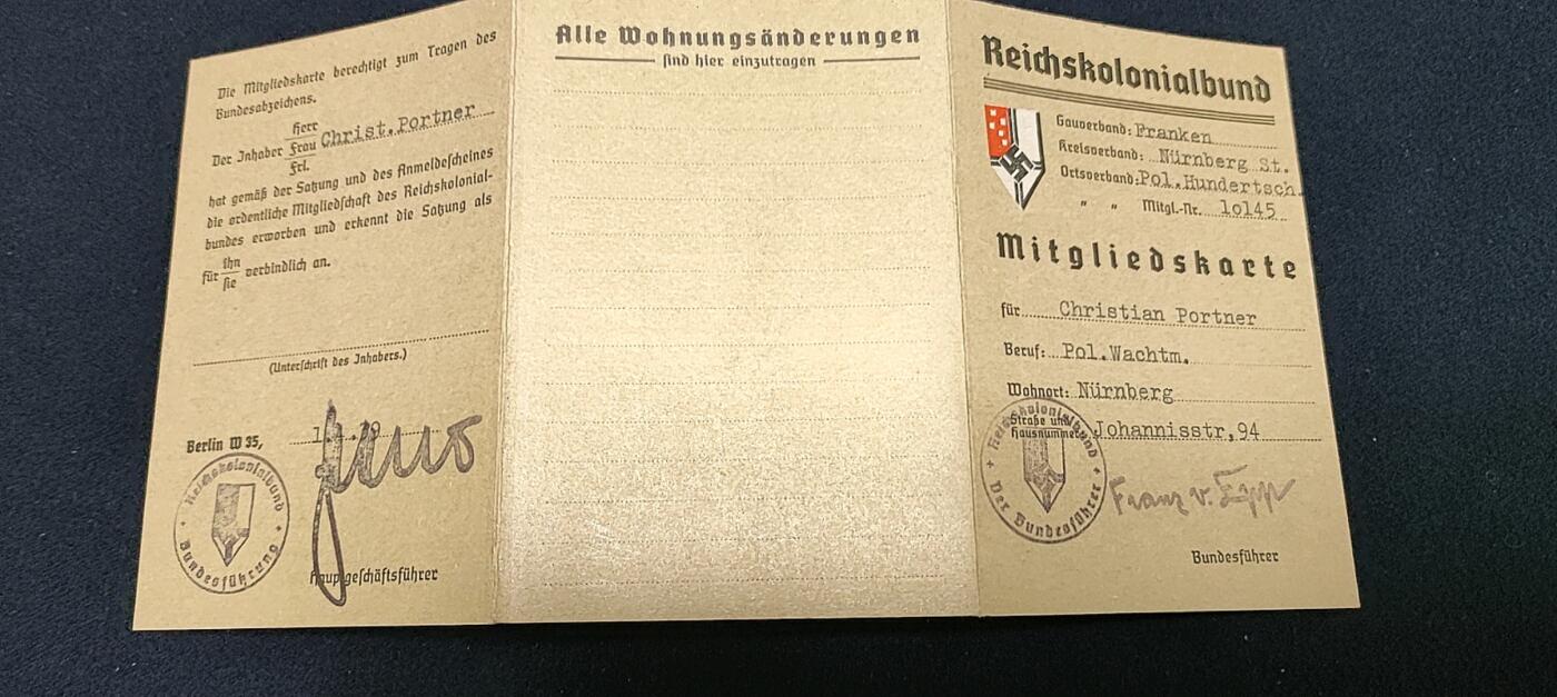 时顺第二十八拍 克里斯蒂安·波特纳士官长 (Christian Portner)的物品，包括帝国殖民协会（Reichskolonialbund）的章证，1936到1937年的服役志愿书，以及1943年升任排士官长的证书