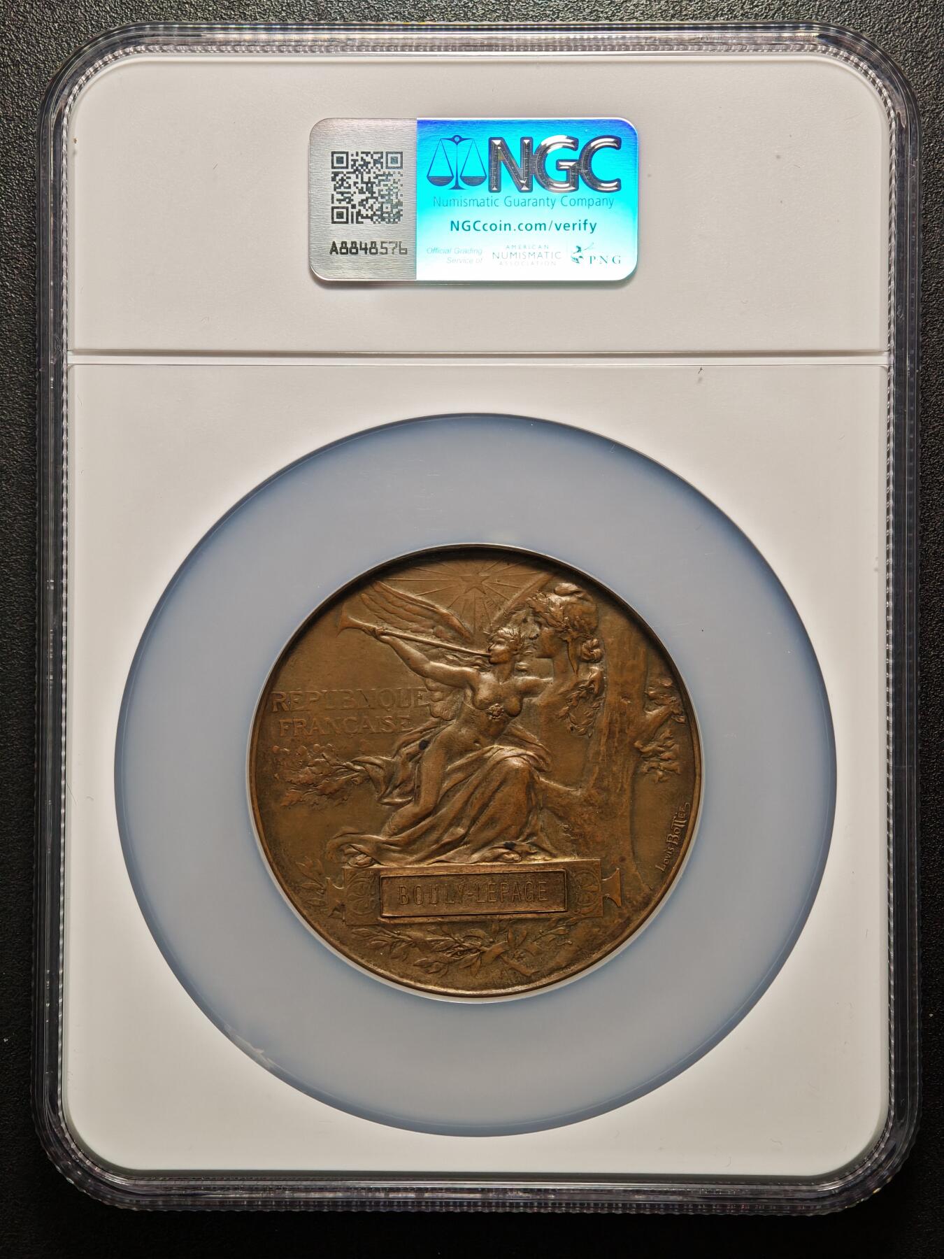 【德藏】世界币章拍卖第159期(元旦专场拍卖) 1889年 法国巴黎世博会女神约62mm纪念大铜章 NGC MS62BN 人物刻画传神 原味淡包浆 设计细节极其丰富