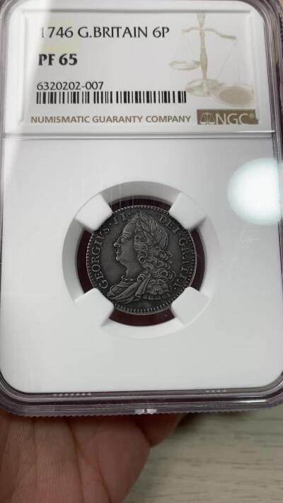 万国钱币拍卖第058期（万国新年大拍） NGC PF65 1746年英国乔治二世精制6便士银币 出自英国历史上第一次公开发行的精制套币 发行量仅有令人咋舌的100套 与普制完全不同的工艺与观感 均匀英式乌云包浆 附带6枚出售及拍卖标签 流传有序